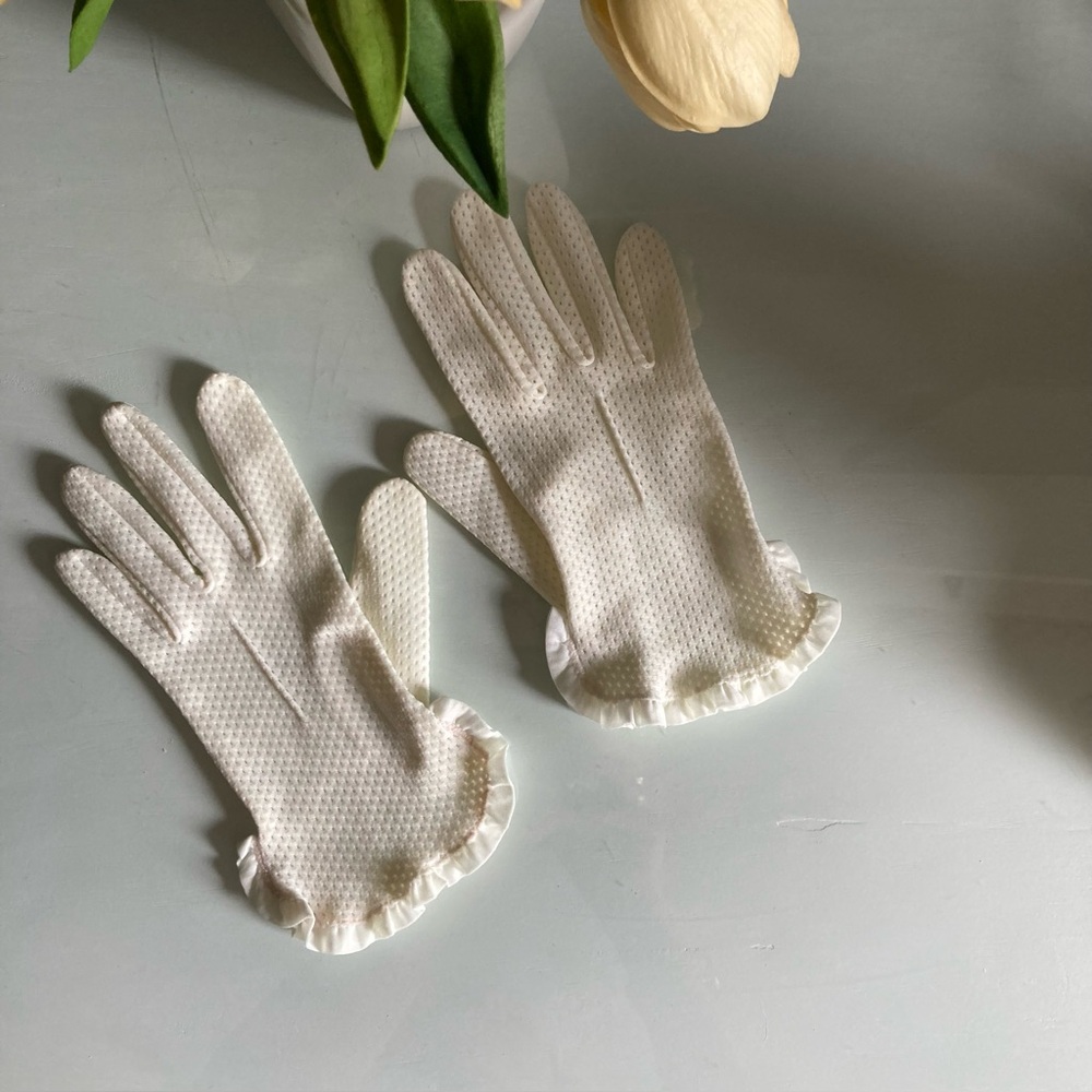 Vintage Ladylike White Ruffled Gloves
